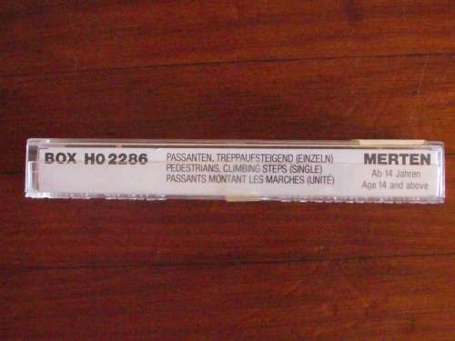 MERTEN HO SCALE PEDESTRIANS CLIMBING STAIRS ---- BOX 2286