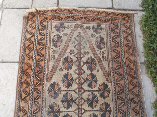 HAND WOVEN PERSIAN CARPET