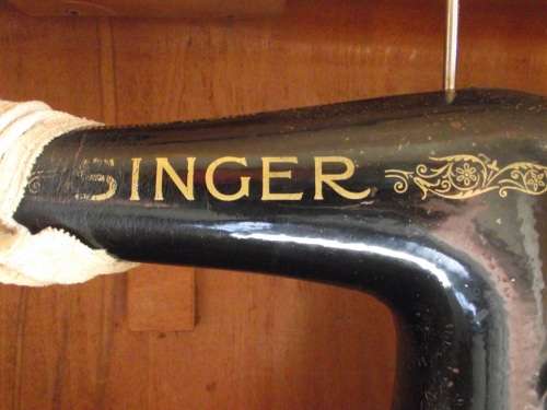 Singer sewing machine - Serial number : EG 828539  - 27 x 42 cm