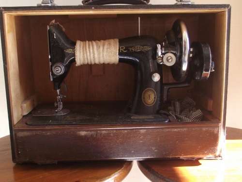 Singer sewing machine - Serial number : EG 828539  - 27 x 42 cm