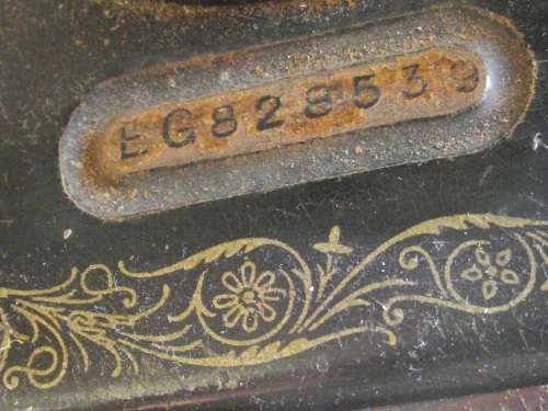 Singer sewing machine - Serial number : EG 828539  - 27 x 42 cm