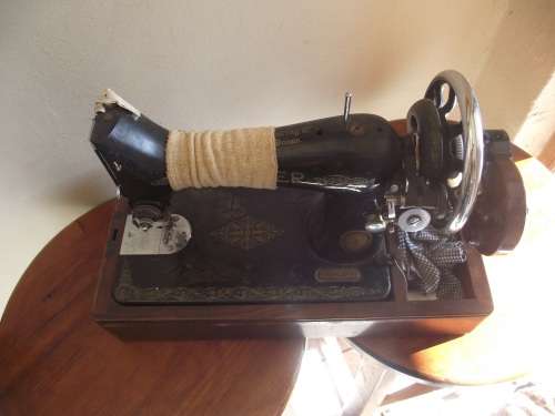 Singer sewing machine - Serial number : EG 828539  - 27 x 42 cm