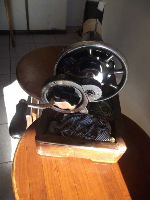 Singer sewing machine - Serial number : EG 828539  - 27 x 42 cm