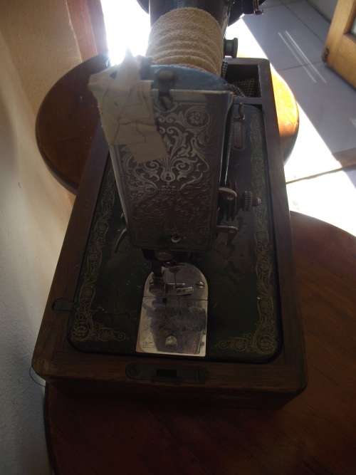 Singer sewing machine - Serial number : EG 828539  - 27 x 42 cm