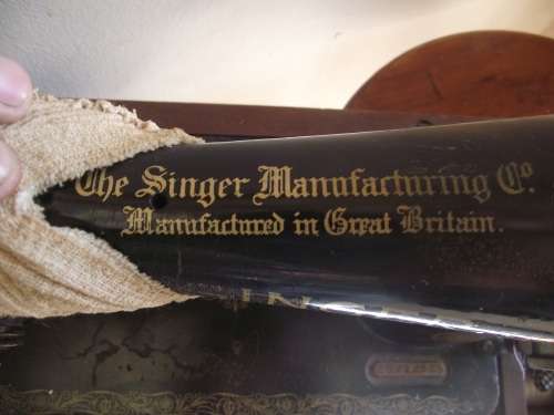 Singer sewing machine - Serial number : EG 828539  - 27 x 42 cm