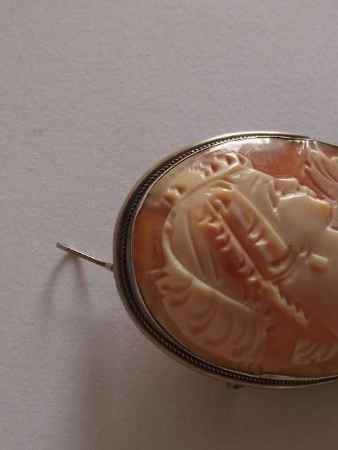 STUNNING VINTAGE "800" SILVER AND SHELL CAMEO BROOCH/PENDANT