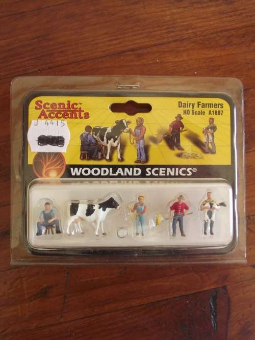 SCENIC ACCENTS HO SCALE DAIRY FARMERS --- A1887
