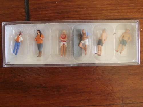 PREISER HO  SCALE ON VACATION --- 10668