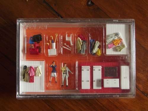 PREISER HO READY TO GO OUT. CLOAK ROOM FURNITURE --- 10658