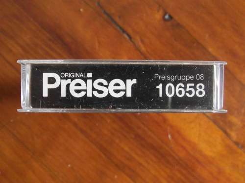 PREISER HO READY TO GO OUT. CLOAK ROOM FURNITURE --- 10658