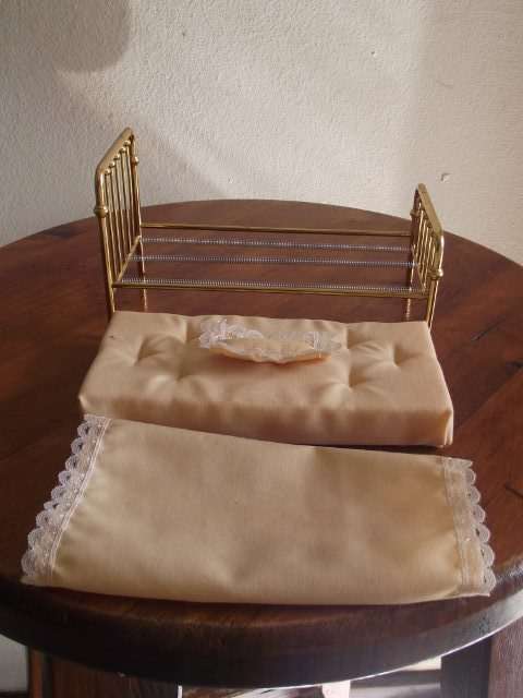 METAL FRAMED DOLLHOUSE BED