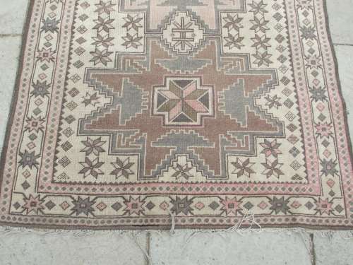 HAND WOVEN PERSIAN CARPET