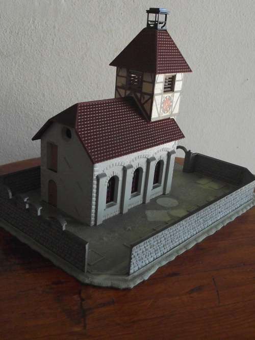 HO SCALE WALLED IN CHURCH