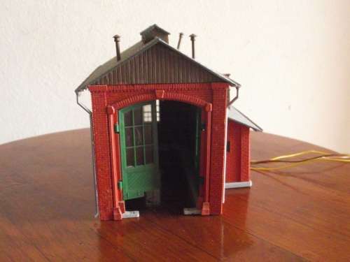 HO SCALE LOCO SHED