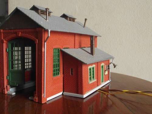HO SCALE LOCO SHED