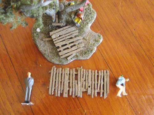 HO SCALE TREE AND PEOPLE