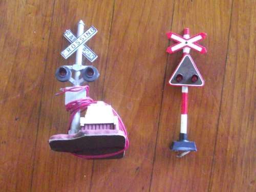 HO SCALE LEVEL CROSSING SIGNALS