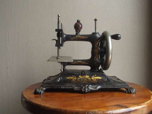 VINTAGE  MULLER 12 CAST IRON TOY SEWING MACHINE