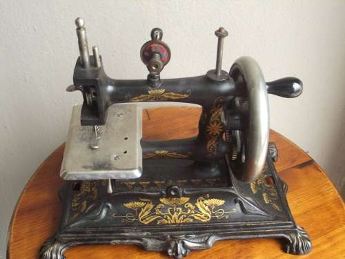 VINTAGE  MULLER 12 CAST IRON TOY SEWING MACHINE