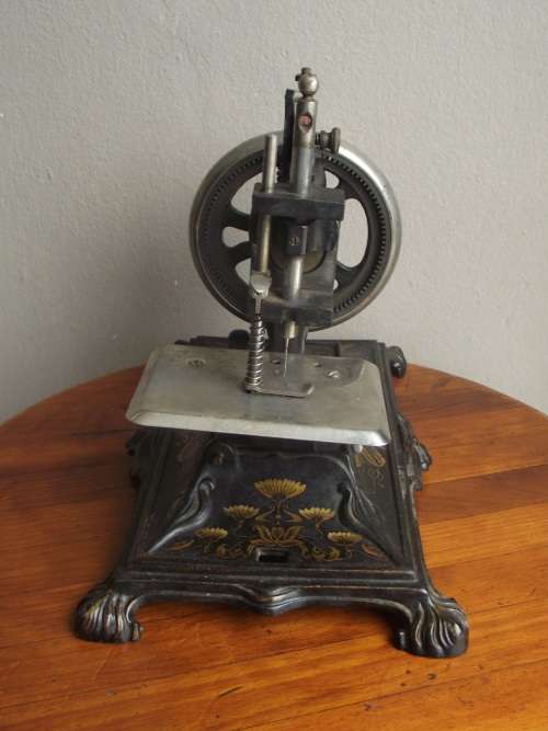 VINTAGE  MULLER 12 CAST IRON TOY SEWING MACHINE