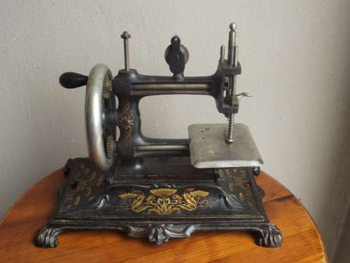 VINTAGE  MULLER 12 CAST IRON TOY SEWING MACHINE