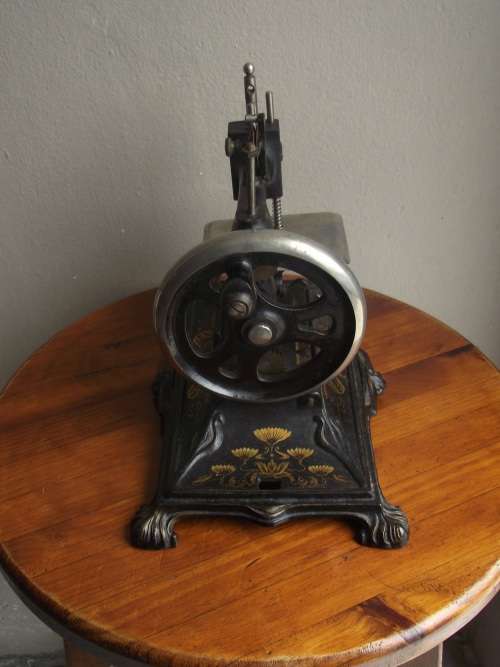 VINTAGE  MULLER 12 CAST IRON TOY SEWING MACHINE