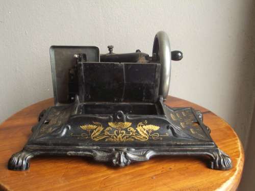 VINTAGE  MULLER 12 CAST IRON TOY SEWING MACHINE
