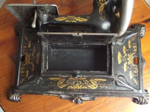 VINTAGE  MULLER 12 CAST IRON TOY SEWING MACHINE