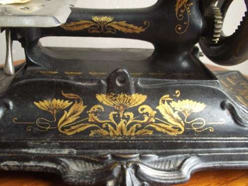 VINTAGE  MULLER 12 CAST IRON TOY SEWING MACHINE