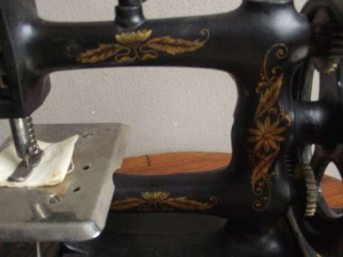 VINTAGE  MULLER 12 CAST IRON TOY SEWING MACHINE