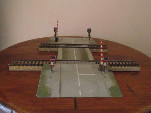 MARKLIN HO SCALE 7592K LEVEL CROSSING WITH EXTRA LEVEL CROSSING TRACK