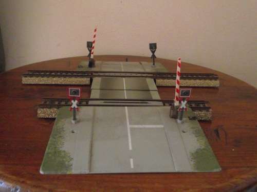 MARKLIN HO SCALE 7592K LEVEL CROSSING WITH EXTRA LEVEL CROSSING TRACK
