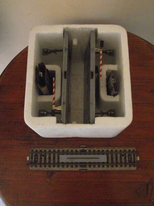 MARKLIN HO SCALE 7592K LEVEL CROSSING WITH EXTRA LEVEL CROSSING TRACK