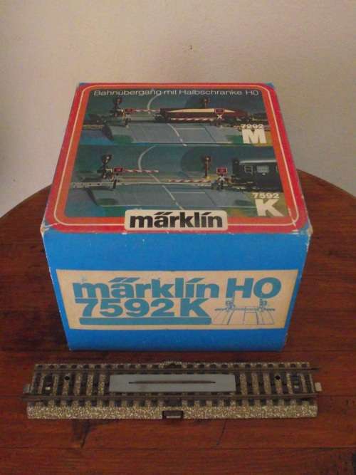 MARKLIN HO SCALE 7592K LEVEL CROSSING WITH EXTRA LEVEL CROSSING TRACK