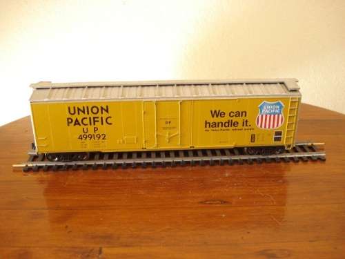 HO SCALE UNION PACIFIC PLUG DOOR BOXCAR