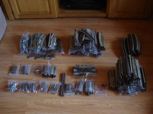 406 VARIOUS PIECES OF MARKLIN M TRACK STRAIGHT AND CURVED WITH CROSSOVERS AND TURNOUTS