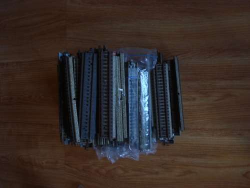 406 VARIOUS PIECES OF MARKLIN M TRACK STRAIGHT AND CURVED WITH CROSSOVERS AND TURNOUTS