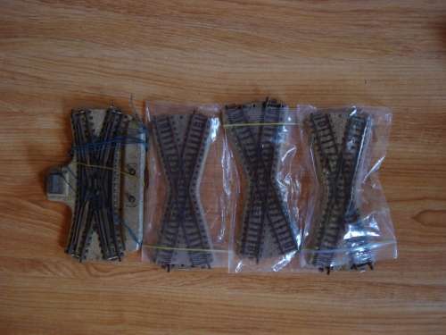 406 VARIOUS PIECES OF MARKLIN M TRACK STRAIGHT AND CURVED WITH CROSSOVERS AND TURNOUTS