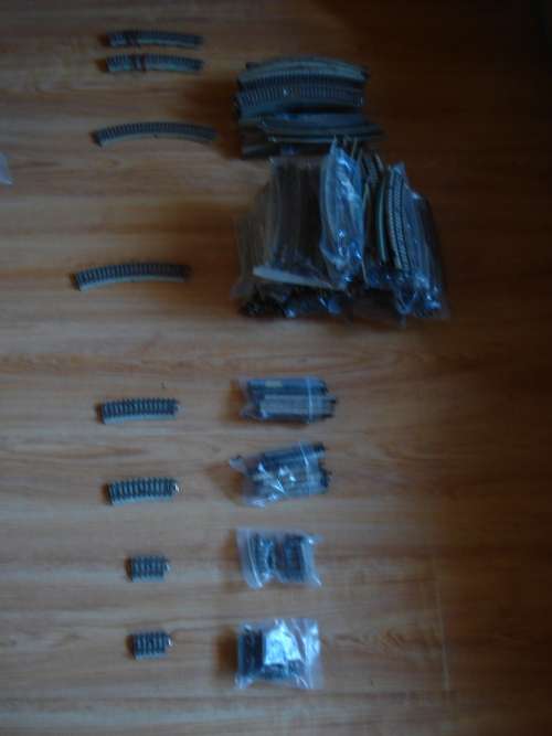 406 VARIOUS PIECES OF MARKLIN M TRACK STRAIGHT AND CURVED WITH CROSSOVERS AND TURNOUTS