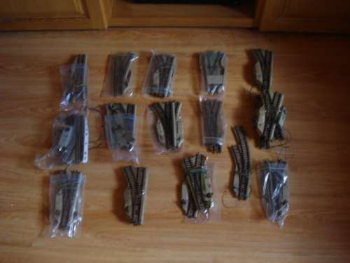 406 VARIOUS PIECES OF MARKLIN M TRACK STRAIGHT AND CURVED WITH CROSSOVERS AND TURNOUTS