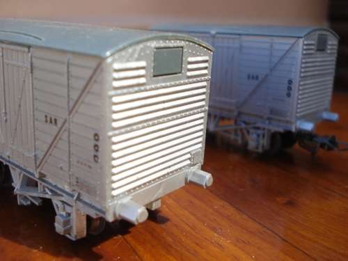 2 x LIMA  HO SCALE SAR WAGONS