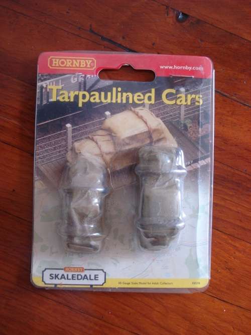 HO/OO SCALE HORNBY TARPAULINED CARS