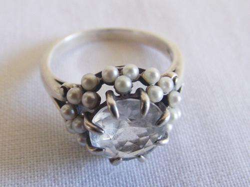 STUNNING STERLING SILVER RING SET WITH A CUBIC ZIRCONIA & PEARLS