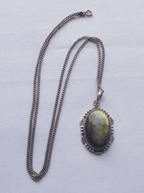 STUNNING STERLING SILVER CHAIN WITH A LARGE LABRODITE PENDANT SET IN STERLING SILVER