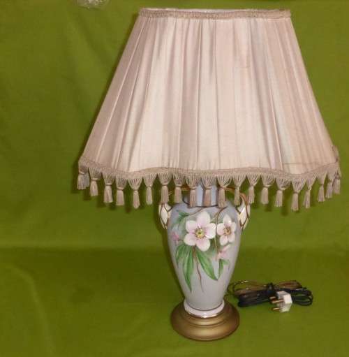 67cm HIGH VINTAGE LAMP!!! Gorgeous Painted Ceramic Lamp with Gold/Gilt Detail in Working Condition!