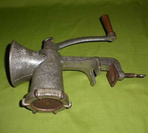 ANTIQUE MINCER!!! Large and Heavy (Weighs 3,6kg's!)