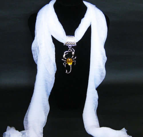 Scarf with scorpion link white