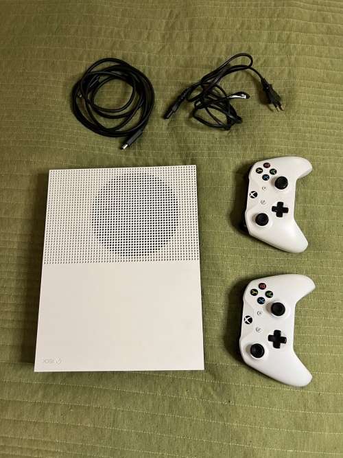XBOX ONE S 1TB 4K Console + 2 controllers