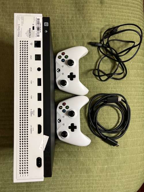 XBOX ONE S 1TB 4K Console + 2 controllers
