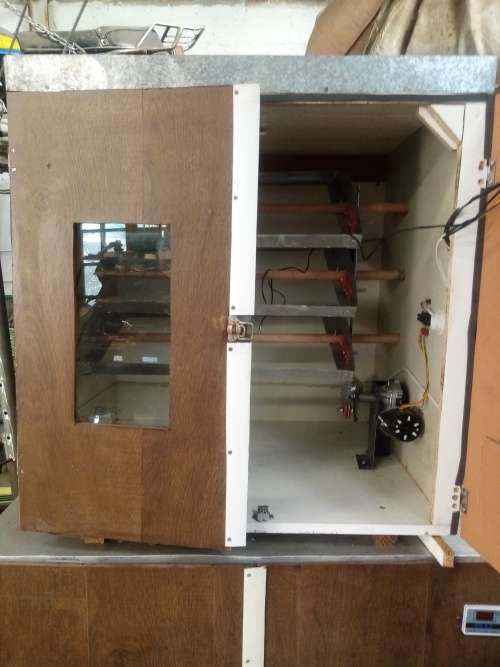 Incubator 180 eggs. Automatic egg turner and digital temperature control and fan.